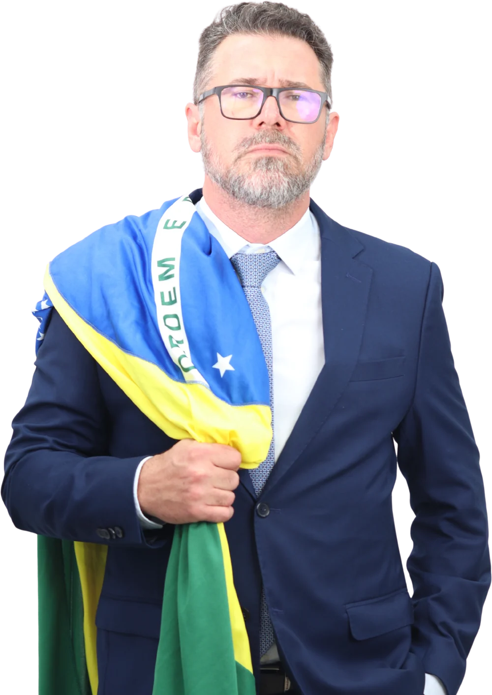 Marcos Pollon de terno, com a bandeira do Brasil ao ombro